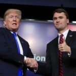 Arquivo - O presidente Donald Trump aperta as mãos do moderador Charlie Kirk, durante um fórum de geração da Casa Branca no edifício de escritórios executivos de Eisenhower no complexo da Casa Branca em Washington, quinta -feira, 22 de março de 2018. (AP Photo/Manuel Balce Ceneta, arquivo)