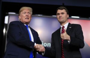 Quem era Charlie Kirk? Key Trump Ally atirou tirado Arquivo - O presidente Donald Trump aperta as mãos do moderador Charlie Kirk, durante um fórum de geração da Casa Branca no edifício de escritórios executivos de Eisenhower no complexo da Casa Branca em Washington, quinta -feira, 22 de março de 2018. (AP Photo/Manuel Balce Ceneta, arquivo)