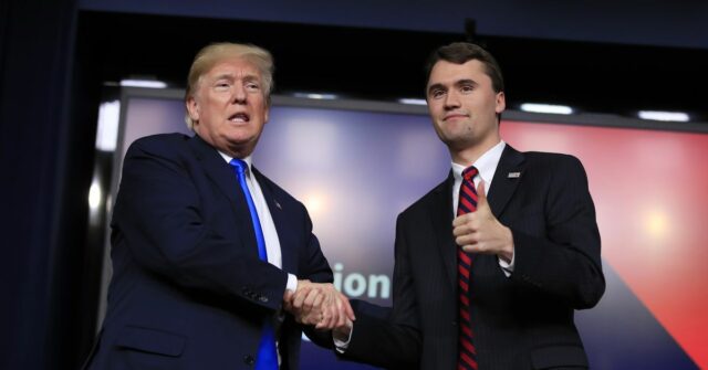 Arquivo - O presidente Donald Trump aperta as mãos do moderador Charlie Kirk, durante um fórum de geração da Casa Branca no edifício de escritórios executivos de Eisenhower no complexo da Casa Branca em Washington, quinta -feira, 22 de março de 2018. (AP Photo/Manuel Balce Ceneta, arquivo)