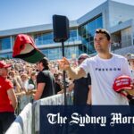 O presidente Donald Trump aperta as mãos de Charlie Kirk durante uma geração Next White House Forum em Washington em 2018.