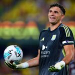 O goleiro da Bélgica, Senne Lammens, aquece.