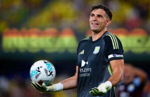 Questação masculina de End para Emiliano Martinez, no meio da barganha para o goleiro ‘Finest’ no mercado O goleiro da Bélgica, Senne Lammens, aquece.