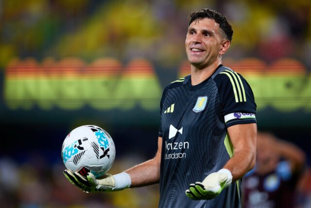 O goleiro da Bélgica, Senne Lammens, aquece.