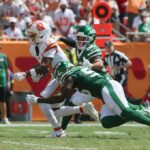 Quincy Williams (nº 56) faz um tackle durante o jogo Jets-Buccaneers em 21 de setembro de 2025.