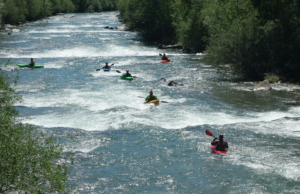 Rafting de água retorna no rio Chenab em reasi Rafting de água retorna no rio Chenab em reasi