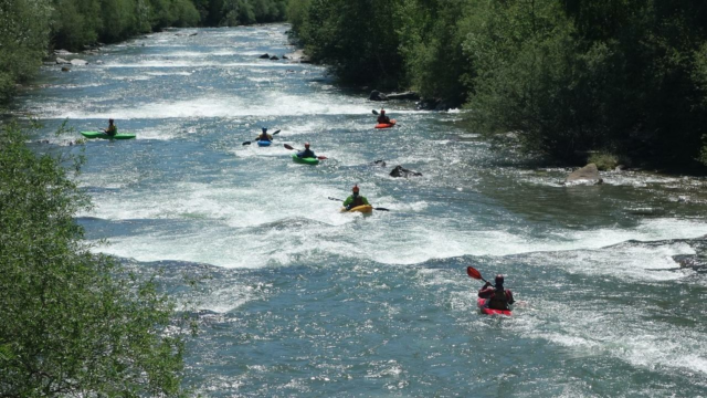 Rafting de água retorna no rio Chenab em reasi 

