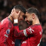 O meio -campista dos Camarões do Manchester United #19 Bryan Mbeumo (L), o meio -campista brasileiro do Manchester United #18 Casemiro (C) e o meio -campista português do Manchester United #08 Bruno Fernandes Look On
