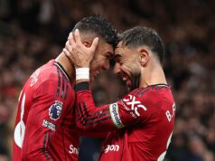 Como Bruno Fernandes pode acabar decidindo o futuro de Casemiro no Manchester United O meio -campista dos Camarões do Manchester United #19 Bryan Mbeumo (L), o meio -campista brasileiro do Manchester United #18 Casemiro (C) e o meio -campista português do Manchester United #08 Bruno Fernandes Look On