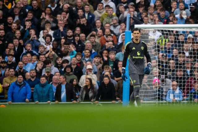 Bryan Mbeumo, meio -campista português do Manchester United #08 Bruno Fernandes e o defensor inglês do Manchester United #23 Luke Shaw React após o Manchester City Score