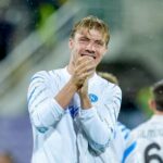 Rasmus Hojlund corre com a bola para Napoli