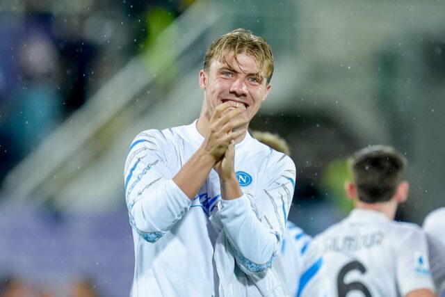 Rasmus Hojlund corre com a bola para Napoli