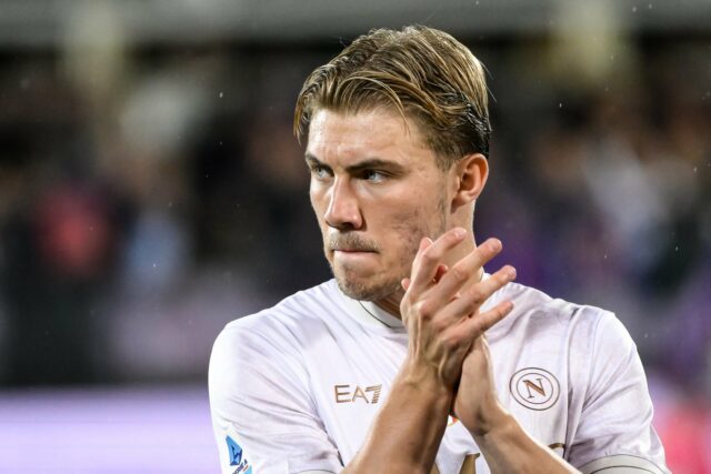 Rasmus Hojlund, do SSC Napoli (L), comemora com Antonio