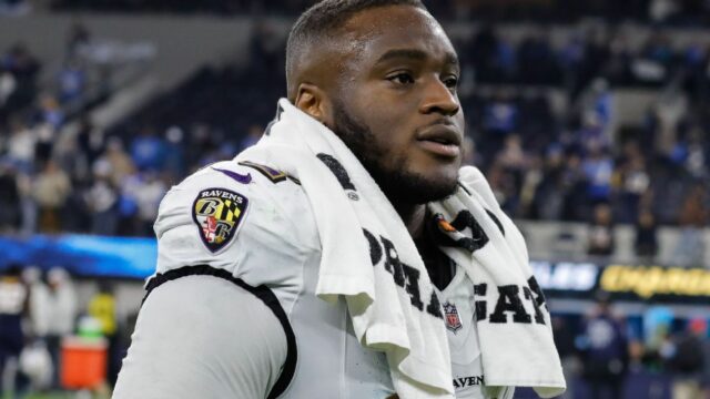 Ravens Position DT Madubuike em Danificado Get 

