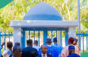 Real razão pela qual o cemitério de Buhari em Daura usa um novo visual emerge Real razão pela qual o cemitério de Buhari em Daura usa um novo visual emerge