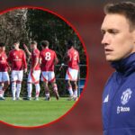 O ex -zagueiro da Inglaterra Phil Jones antes da partida da FA Youth Cup entre o Manchester United e o Chelsea no Leigh Sports Village em 2025 em Leigh, Inglaterra.