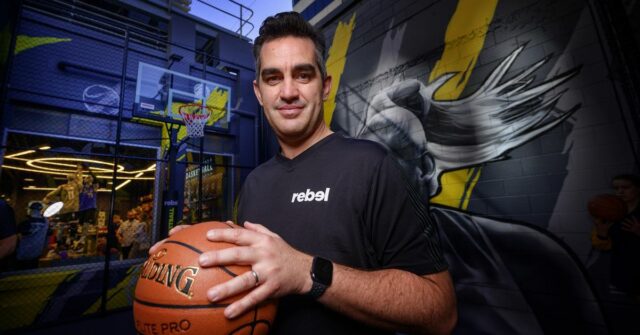 Anthony Heraghty CEO da Super Retail na Adelaide Rebel Sport New Store Aberting.