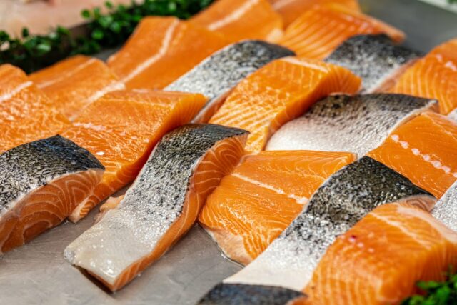 O salmão defumado a frio foi vendido em lojas de varejo em todo o país antes de ser recordado (Getty Images/Istockphoto)