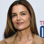 Recrie o design de mamãe rico em Nova York de Katie Holmes com esta capa de chuva de US $ 48