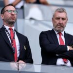 Man Utd Team Photo com funcionários no lançamento de New Carrington