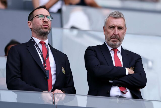Man Utd Team Photo com funcionários no lançamento de New Carrington