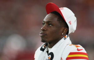 Registro: Xavier Digno de Chiefs sofreu ombro deslocado, tratamento cirúrgico viável Registro: Xavier Digno de Chiefs sofreu ombro deslocado, tratamento cirúrgico viável