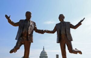 Reinstalação de Trump e Epstein Sculpture rejeitada após sua eliminação do National Shopping Center Reinstalação de Trump e Epstein Sculpture rejeitada após sua eliminação do National Shopping Center