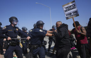 Representantes de gelo têm na verdade os pneus reduzidos na demonstração da cidade de Nova York Representantes de gelo têm na verdade os pneus reduzidos na demonstração da cidade de Nova York