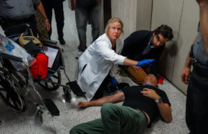 Representantes federais recebem e empurram repórteres fora do Tribunal de Migração da Cidade de Nova York, enviando um para as instalações de saúde Yahoo news home