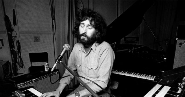 Rick Davies, do Supertramp, que cantou 'Adeus não familiares', falece aos 81 anos 

