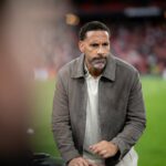 Rio Ferdinand comemora o título vencedor de 2013 com Michael Carrick, segurando a bandeira dos campeões atrás deles