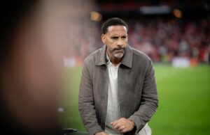 Rio Ferdinand nomes de um dos jogadores mais subestimados com quem ele já se divertiu no Manchester United Rio Ferdinand comemora o título vencedor de 2013 com Michael Carrick, segurando a bandeira dos campeões atrás deles