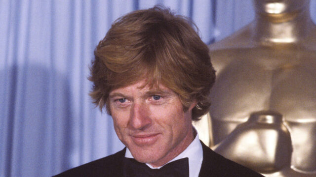 THE 53RD ANNUAL ACADEMY AWARDS - Backstage Coverage - Airdate: March 31, 1981. (Photo by ABC Photo Archives/Disney General Entertainment Content via Getty Images) ROBERT REDFORD WITH BEST DIRECTOR OSCAR FOR 'ORDINARY PEOPLE'