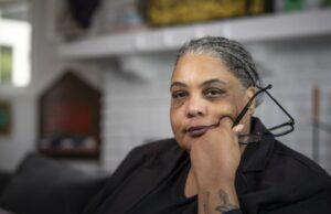 Roxane Gay pretende remover obstáculos para os autores surgidos. Ela está obtendo uma honra para isso Roxane Gay pretende remover obstáculos para os autores surgidos. Ela está obtendo uma honra para isso