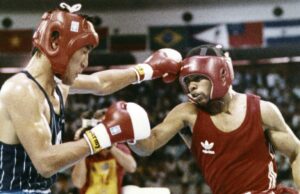 Roy Jones Jr. obtém uma medalha de ouro olímpica de 1988 do homem que o derrotou Roy Jones Jr. obtém uma medalha de ouro olímpica de 1988 do homem que o derrotou