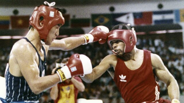 Roy Jones Jr. obtém uma medalha de ouro olímpica de 1988 do homem que o derrotou 

