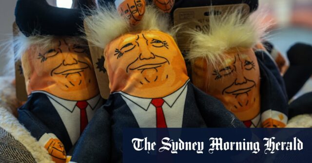 Trump Dolls à venda em uma loja em Windsor, Inglaterra, na terça -feira, antes da visita do presidente dos EUA.