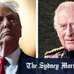 Ridículo: Um prato de lembrança de Donald Trump e Jeffrey Epstein em uma loja de Londres antes da visita do presidente dos EUA ao Reino Unido.