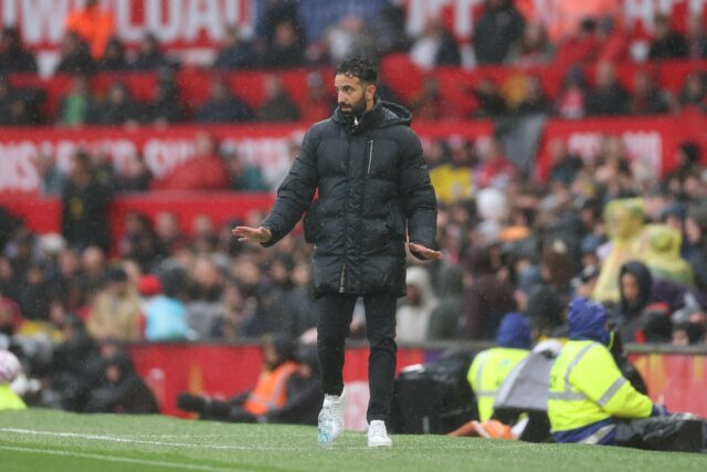 O treinador principal Ruben Amorim, Manuel Ugarte, Sam Mather, do Manchester United, em ação durante uma primeira sessão de treinamento em equipe em Carrington Training Ground em 23 de setembro de 2025