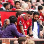 Ruben Amorim, gerente do Manchester United, interage com Rasmus Hojlund, do Manchester United, após a partida da Premier League entre o Manchester United FC e o AFC Bournemouth em Old Trafford em 22 de dezembro de 2024