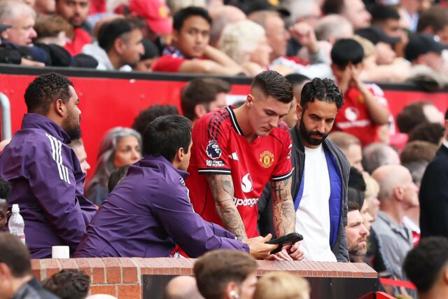 Ruben Amorim, gerente do Manchester United, interage com Rasmus Hojlund, do Manchester United, após a partida da Premier League entre o Manchester United FC e o AFC Bournemouth em Old Trafford em 22 de dezembro de 2024