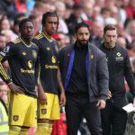 Ruben Amorim aplaude os apoiadores do Manchester United após a perda para Brentford.