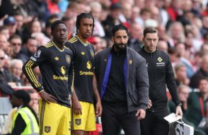 Ruben Amorim atualmente tem remédio para sua ‘preocupação mais significativa’ após a perda masculina do UTD, é uma solução simples – ponto de vista Ruben Amorim aplaude os apoiadores do Manchester United após a perda para Brentford.