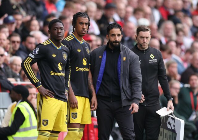 Ruben Amorim aplaude os apoiadores do Manchester United após a perda para Brentford.