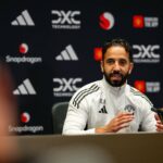 Bruno Fernandes, Kobbie Manoo do Manchester United em ação durante uma primeira sessão de treinamento em equipe