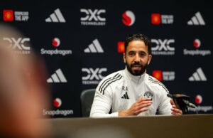 Ruben Amorim declara que está concentrado em fazer ‘líder, liderando jogador’ no masculino ‘muito melhor’, ‘estou ajudando ele …’ Bruno Fernandes, Kobbie Manoo do Manchester United em ação durante uma primeira sessão de treinamento em equipe