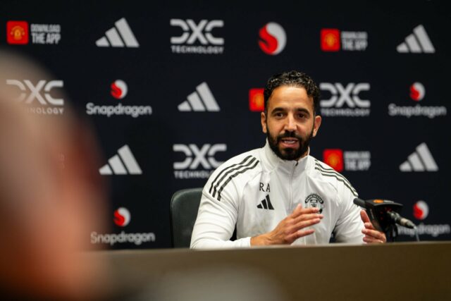 Bruno Fernandes, Kobbie Manoo do Manchester United em ação durante uma primeira sessão de treinamento em equipe