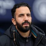 Benjamin Sesko é retido por Ruben Dias