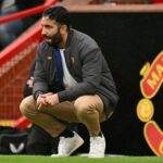 Emiliano Martinez, do Aston Villa, reage depois de receber um cartão vermelho pelo árbitro Thomas Bramall por uma falta no Rasmus Hojlund, do Manchester United, durante a partida da Premier League entre o Manchester United FC e o Aston Villa FC em Old Trafford em 25 de maio de 2025