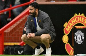 Ruben Amorim diferiu com Ineos durante a transferência vital da temporada de verão e derramou a luta, ele pode vencer a batalha Emiliano Martinez, do Aston Villa, reage depois de receber um cartão vermelho pelo árbitro Thomas Bramall por uma falta no Rasmus Hojlund, do Manchester United, durante a partida da Premier League entre o Manchester United FC e o Aston Villa FC em Old Trafford em 25 de maio de 2025