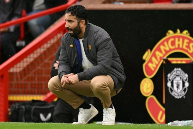 Emiliano Martinez, do Aston Villa, reage depois de receber um cartão vermelho pelo árbitro Thomas Bramall por uma falta no Rasmus Hojlund, do Manchester United, durante a partida da Premier League entre o Manchester United FC e o Aston Villa FC em Old Trafford em 25 de maio de 2025